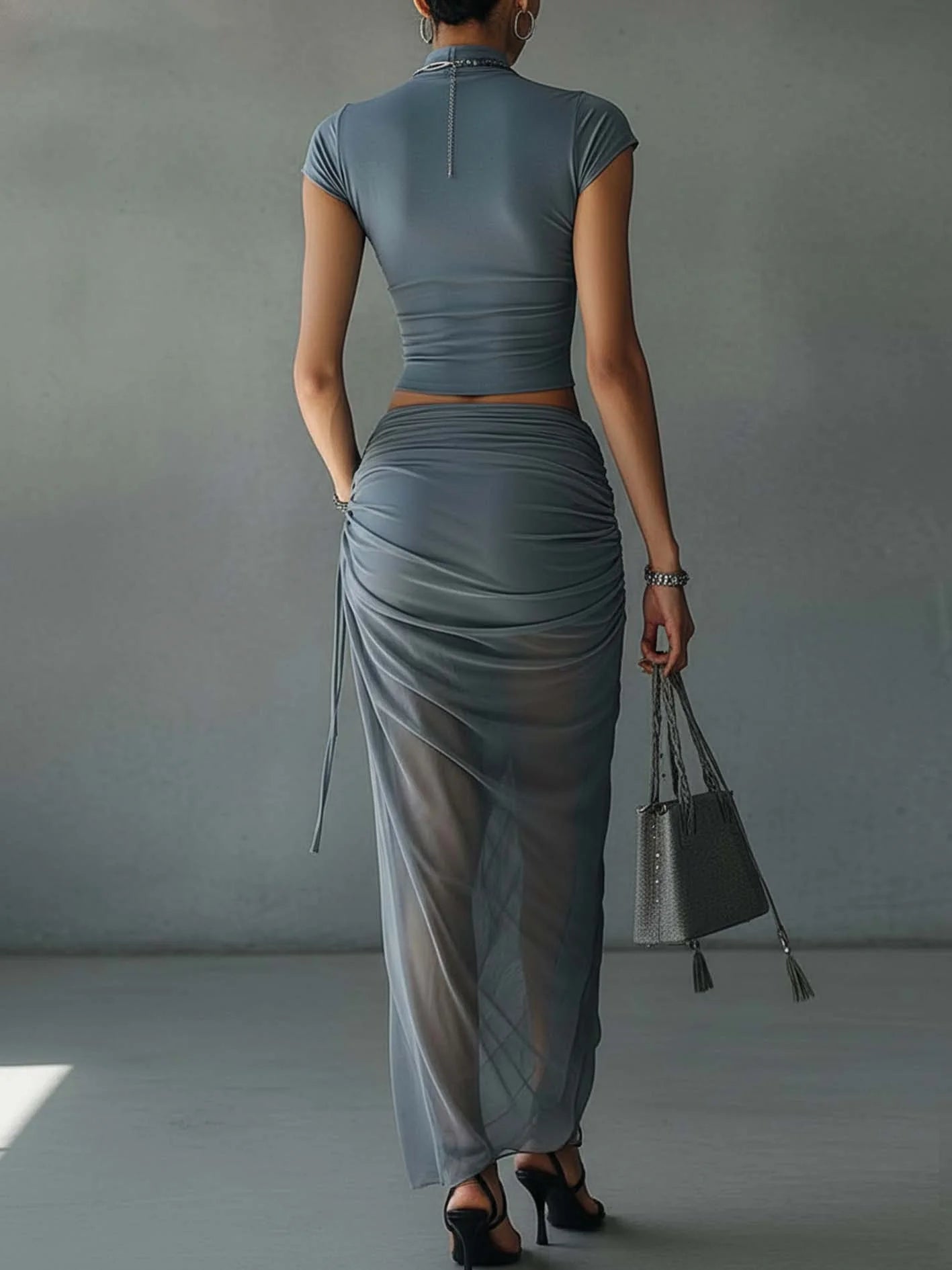 Anselma - Set maglietta corta blu e gonna drappeggiata in mesh trasparente