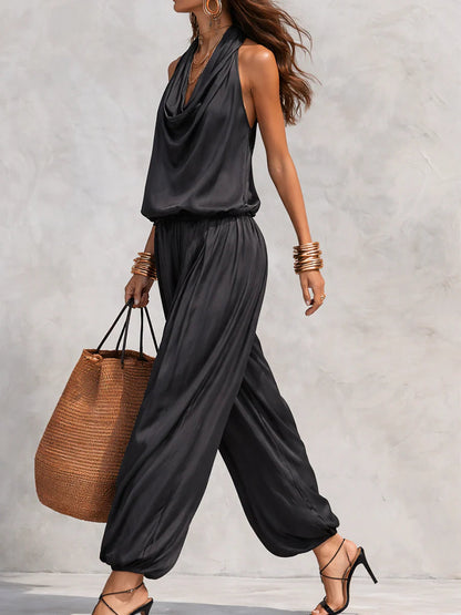 Costanza - Completo di top nero senza maniche con scollo a halterneck e pantaloni a pieghe