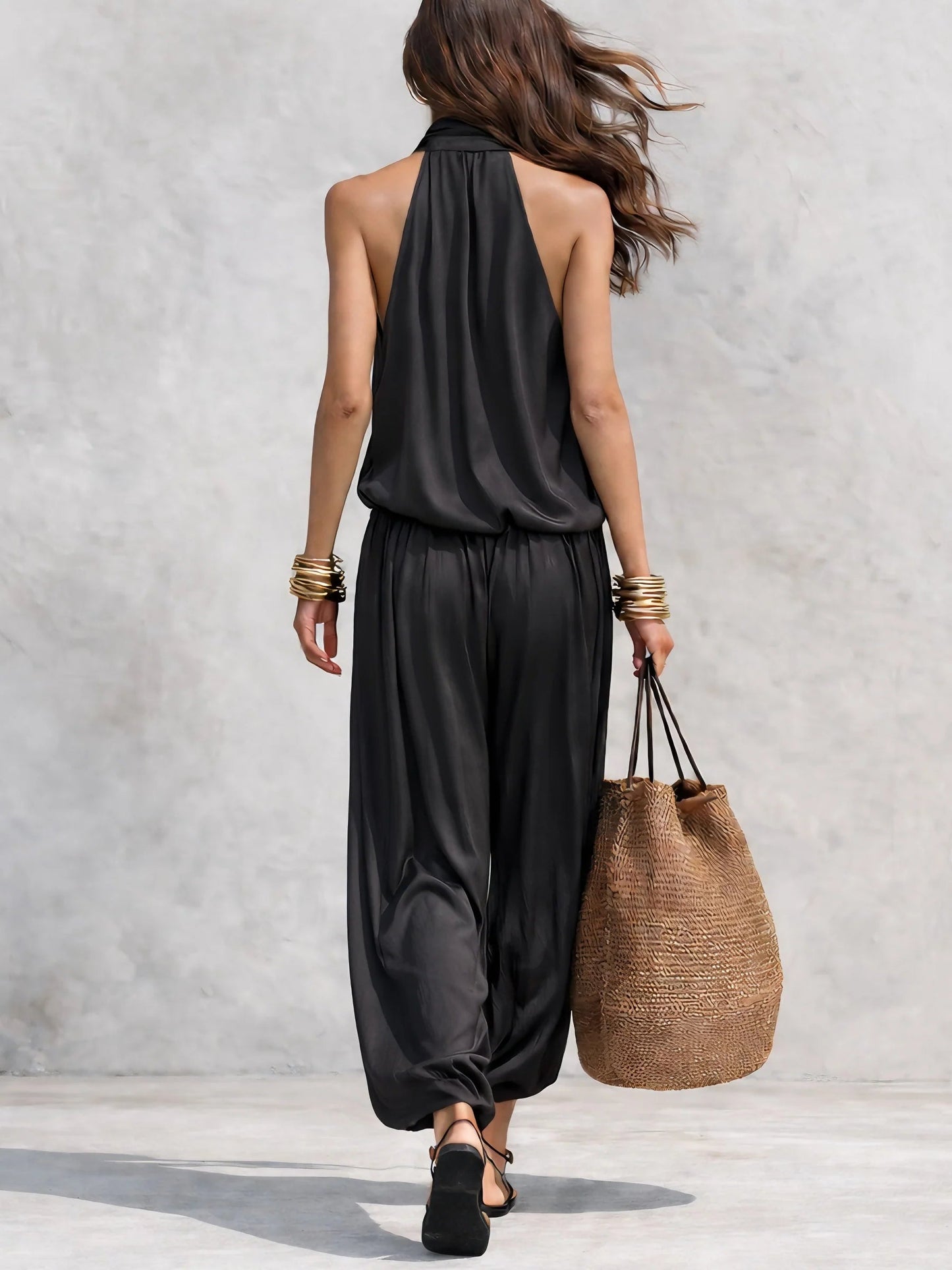 Costanza - Completo di top nero senza maniche con scollo a halterneck e pantaloni a pieghe