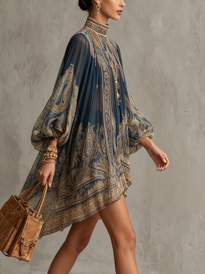 Emma - Abito mini in chiffon blu navy con stampa barocca e collo alto dal taglio irregolare