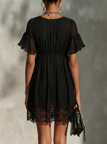 Beatrice - Vestito corto nero con zip, scollo a V, bordi in pizzo e balze