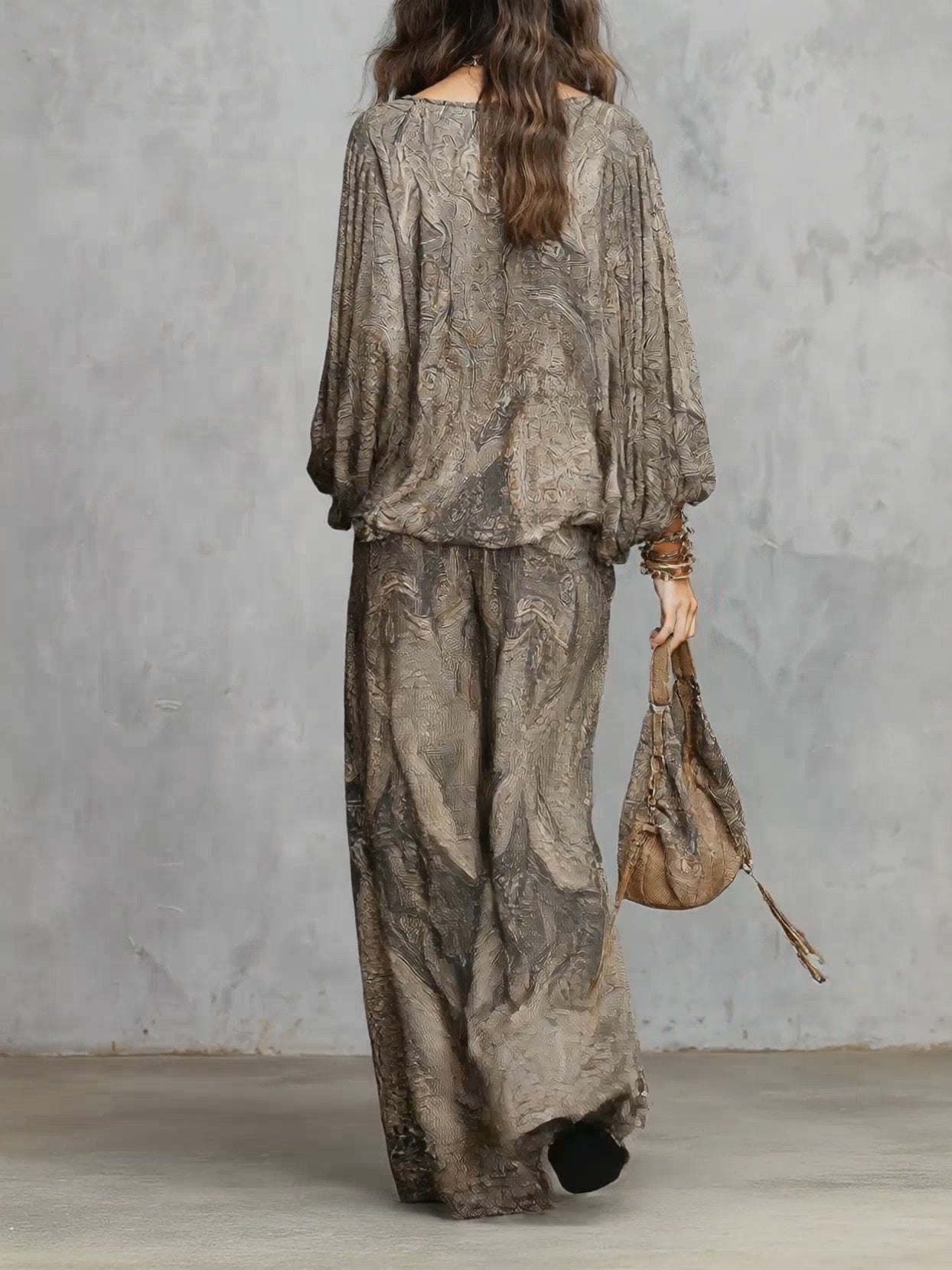 Narcisa - Completo con top grigio a maniche a lanterna con motivo paisley e pantaloni a gamba ampia