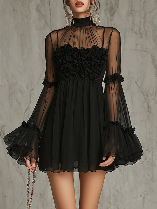 Vestito mini in chiffon nero trasparente con applicazioni floreali, collo alto e plissé