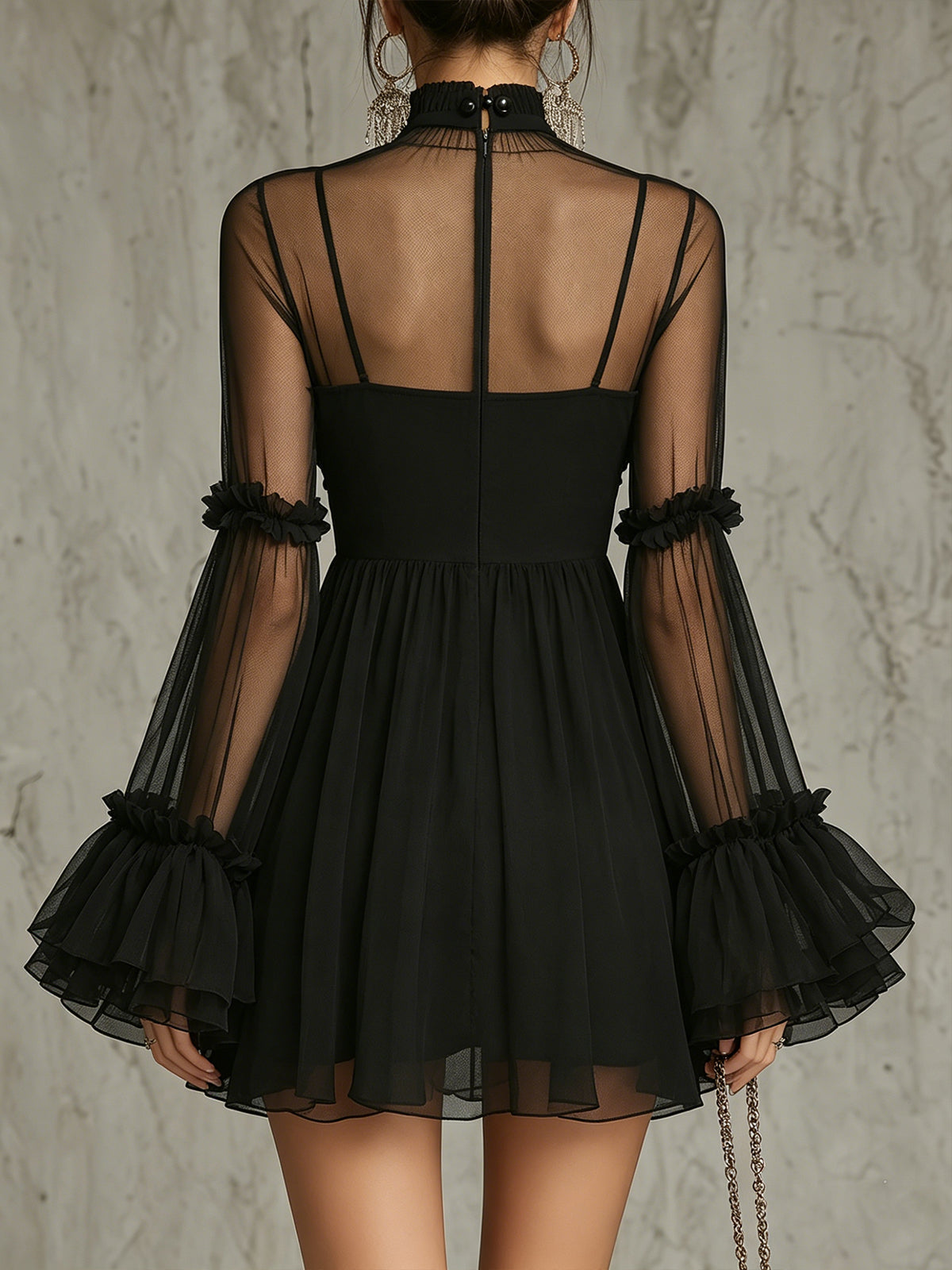 Vestito mini in chiffon nero trasparente con applicazioni floreali, collo alto e plissé