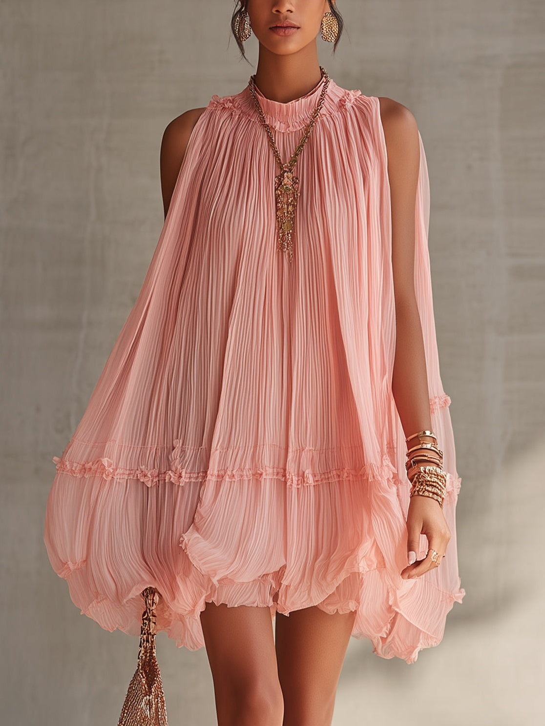Vestito mini rosa in chiffon con scollo a halter, volant e gonna a palloncino