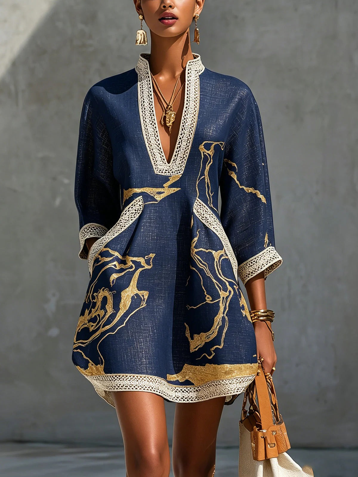 Rachele - Miniabito Elegante con Scollo a V e Dettagli Artistici Dorati