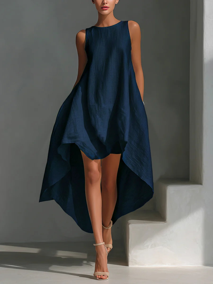 Elegante abito midi da donna in lino bianco, senza maniche, con scollo rotondo e raffinato orlo asimmetrico.