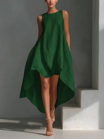 Elegante abito midi da donna in lino bianco, senza maniche, con scollo rotondo e raffinato orlo asimmetrico.